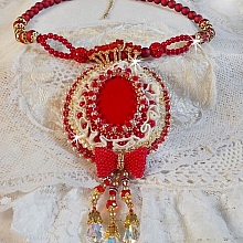 Pendentif Nous Deux Haute Couture brod&eacute; avec cabochon Verre sur dentelle Ivoire, fleurs et toupies Cristal AB orn&eacute;s de rocailles, perles en Verre et R&eacute;sine. Mont&eacute;s avec gouttes et perles Cristal
